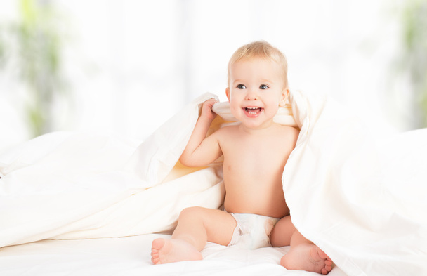 glückliches Baby unter einer Decke lachend - Foto, Bild