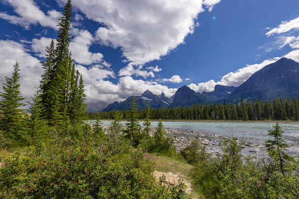 Přírodní scenérie v národním parku Banff, Kanada - Fotografie, Obrázek