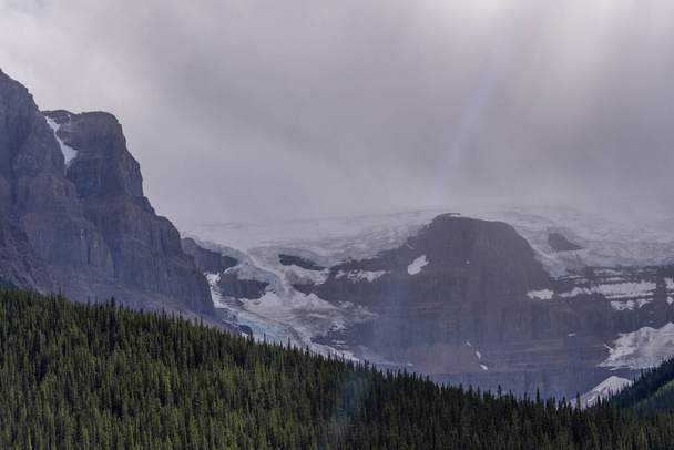красивый горный ландшафт в Альберте, Канада - Фото, изображение