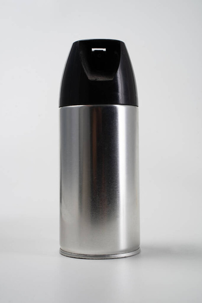 Blank aluminum spray can isolated - Foto, imagen