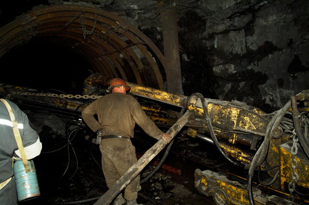 madenci bir madende çalışır - Fotoğraf, Görsel