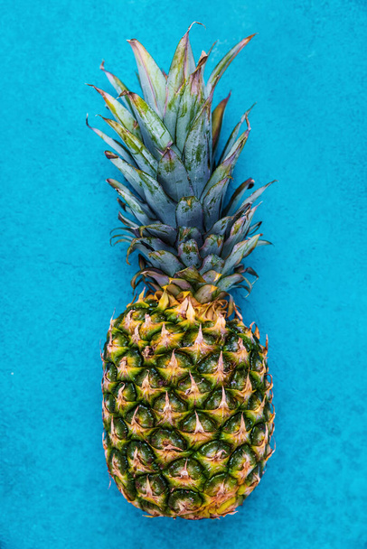 Dojrzały ananas na niebieskim tle. Koncepcja zdrowego odżywiania. - Zdjęcie, obraz