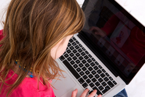 dziewczynka, patrząc na ekran laptopa - Zdjęcie, obraz