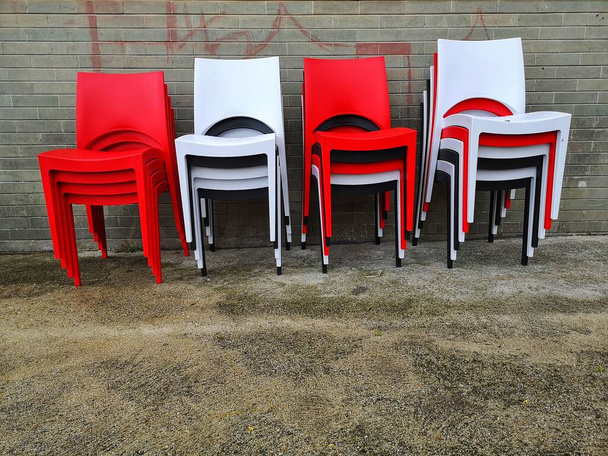 barevné plastové židle naskládané venku - Fotografie, Obrázek