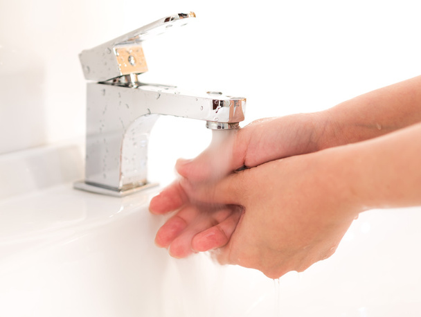 Lavarse las manos
 - Foto, Imagen