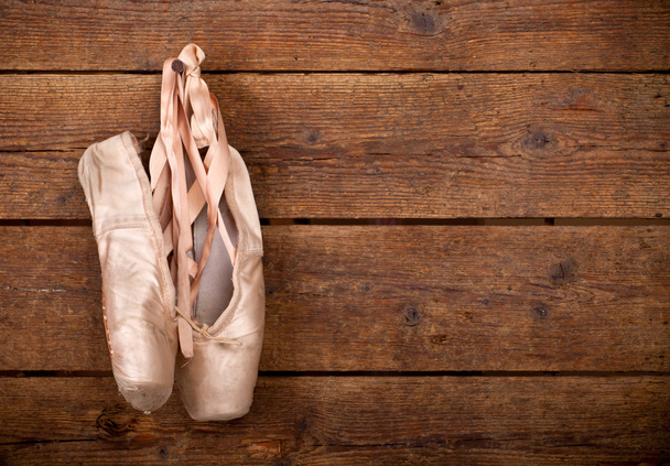 Vanha käytetty vaaleanpunainen baletti kengät roikkuu
 - Valokuva, kuva