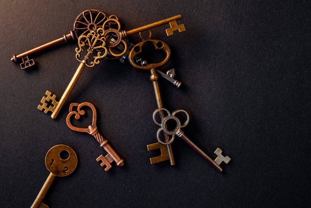 Many different old keys from different locks, scattered chaotically, - Fotografie, Obrázek