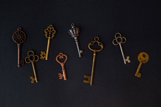 Many different old keys from different locks, scattered chaotically, - Foto, Imagem