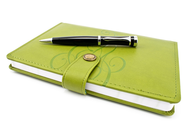 白で隔離されるペンと緑のノート - 写真・画像