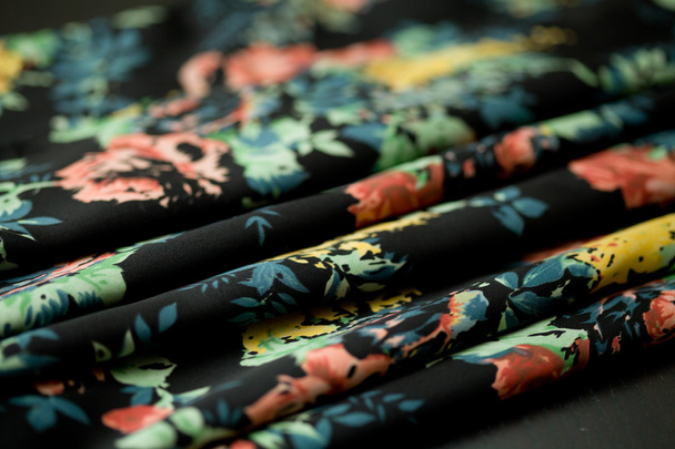 schwarz zart gefärbtes Textil, Eleganz gewelltes Material - Foto, Bild