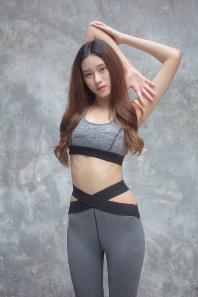 asiático tailandés japonés adolescente hermosa chica en sportswear ejercicio - Foto, imagen