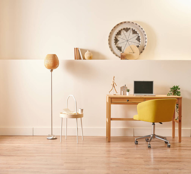 Ξύλινη καρέκλα, τραπέζι, λάμπα και στυλ βιβλίου, διακόσμηση σπιτιού, φόντο τοίχου. - Φωτογραφία, εικόνα