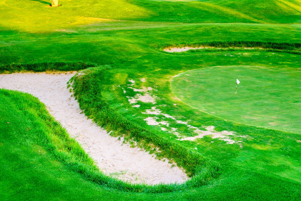 Un campo de golf vacío verde un poco más abajo. - Foto, imagen