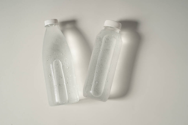 liquid product on blank plastic container bottle - Foto, afbeelding