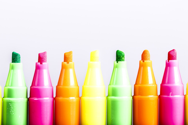 Grupo de marcadores de cor brilhante ponta de feltro no fundo branco
 - Foto, Imagem