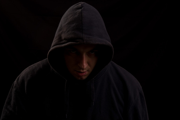 Portret van een man in de donkere kijken direct op je met een sca - Foto, afbeelding