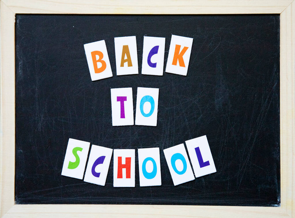 Welcome back to school text on blackboard. - Φωτογραφία, εικόνα