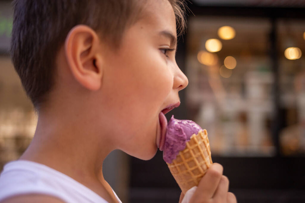 chico comiendo helado al aire libre - Foto, Imagen