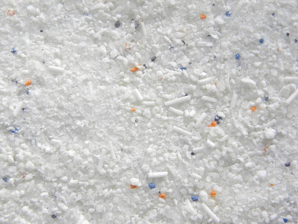Detersivo per bucato di colore bianco in polvere con granuli colorati - Foto, immagini