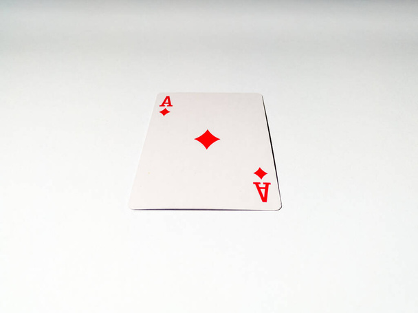 Widok z bliska na jedną asa karty z diamentowym garniturem z talii kart do gry. Koncepcja gier, hazardu, zabawy i wolnego czasu. - Zdjęcie, obraz