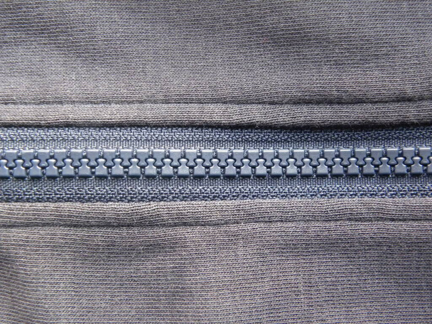 Cremallera cerrada en chaqueta de sudadera de algodón de color gris - Foto, Imagen