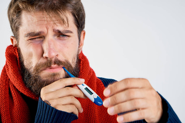 Homem com um nariz escorrendo em roupas quentes problemas de saúde cachecol modelo
  - Foto, Imagem