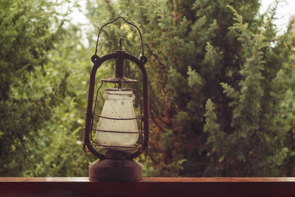 Старая винтажная газовая лампа на зеленом фоне. - Фото, изображение