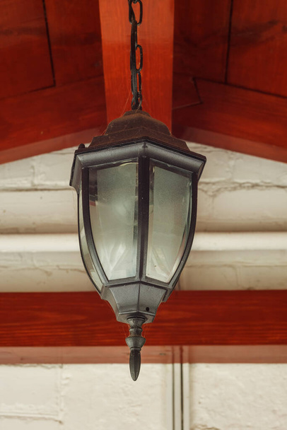 Linterna estilizada en el fondo de un techo rojo. - Foto, Imagen