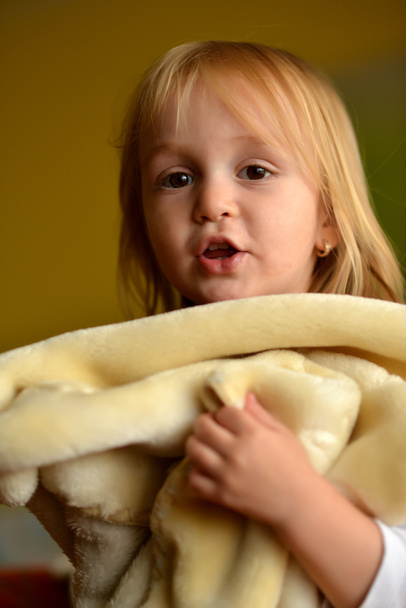 Pretty little girl with blanket - Foto, Bild