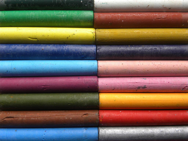 Πολλά πολύχρωμα παστέλ ξυλάκια λαδιού στοιβαγμένα μαζί - Φωτογραφία, εικόνα