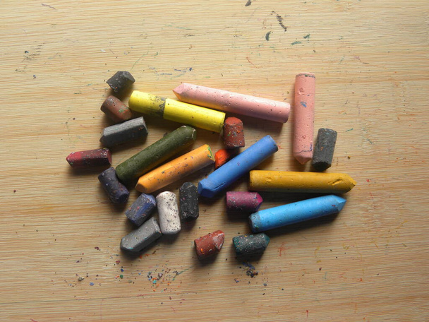 Bâtonnets de pastel à l'huile utilisés colorés conservés sur une table en bois - Photo, image