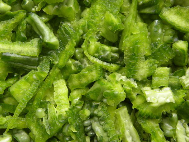 Πράσινο χρώμα καθαρισμένο από το δέρμα της πικρής κολοκύθας - Φωτογραφία, εικόνα