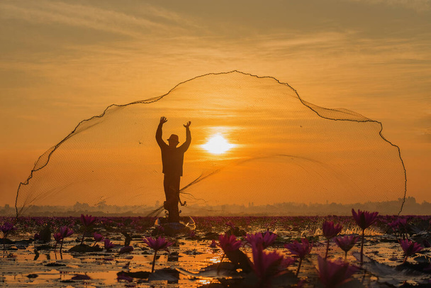 Pescadores pescando en la luz dorada de la mañana temprano, pescador pescando en el río con Lotus, Tailandia, Vietnam, myanmar, Laos - Foto, Imagen
