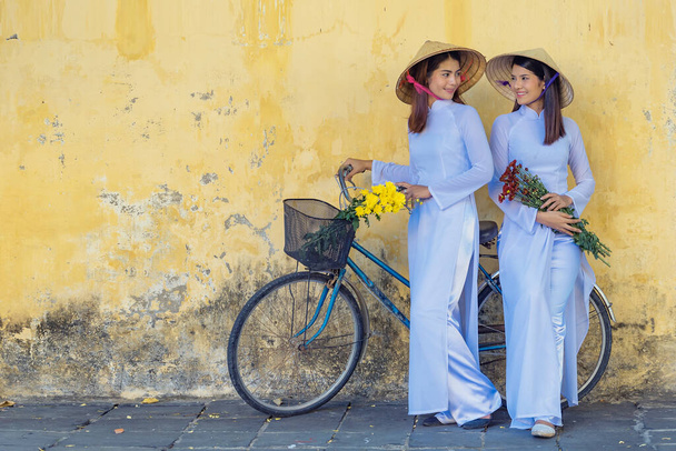 Ао дай знаменитый традиционный женский костюм во Влетнаме.. - Фото, изображение