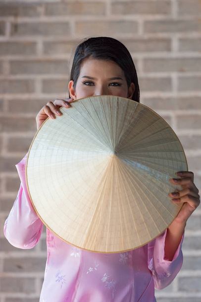 Ao dai est célèbre costume traditionnel pour femme à VIetnam. - Photo, image