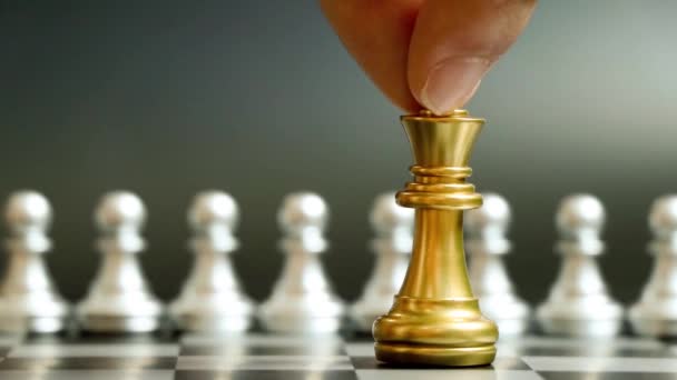Rey de oro pieza de ajedrez golpear y ganar a equipo peón de plata sobre fondo negro (Concepto para la estrategia de la empresa, victoria de negocios o decisión) - Metraje, vídeo