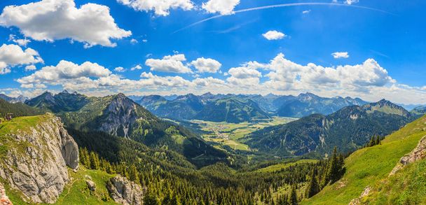 Vista panoramica del sentiero escursionistico tra Jochalpe e Aggenstein nella valle di Tannheim fotografato durante il giorno al sole nell'estate 2014 - Foto, immagini