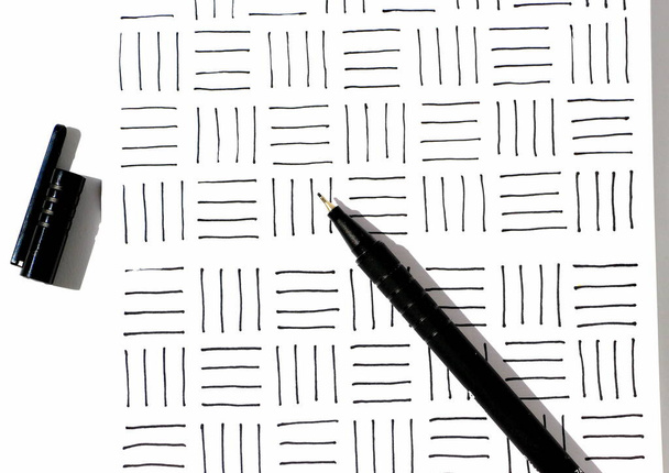 Les lignes verticales et horizontales sont dessinées avec une doublure noire sur papier blanc. - Photo, image