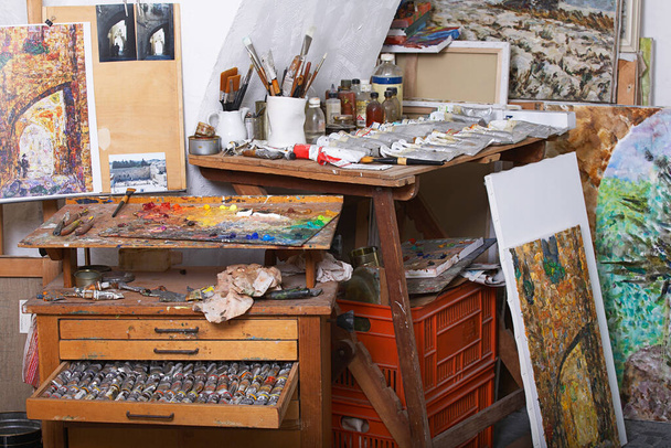 Paints and Canvases in Artist's Studio - Zdjęcie, obraz
