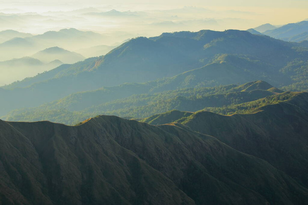 Зелёные горы с утра солнечные. - Фото, изображение