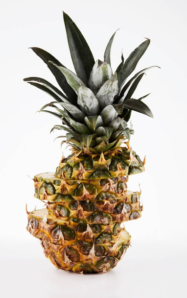 Нечётная форма нарезанного ананаса - Фото, изображение