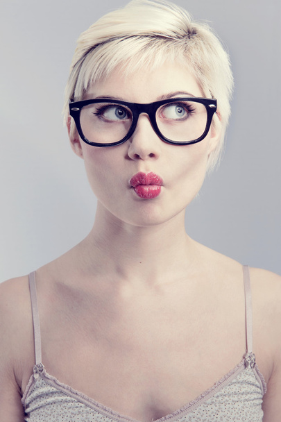 fiatal nő szemüveggel - Fotó, kép