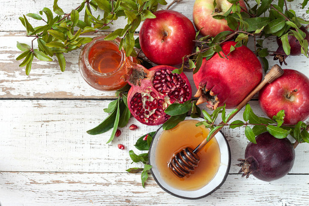 Rosh hashanah, jewish New Year holiday concept. Taditional symbols, apples, pomegranate, honey. - Foto, afbeelding
