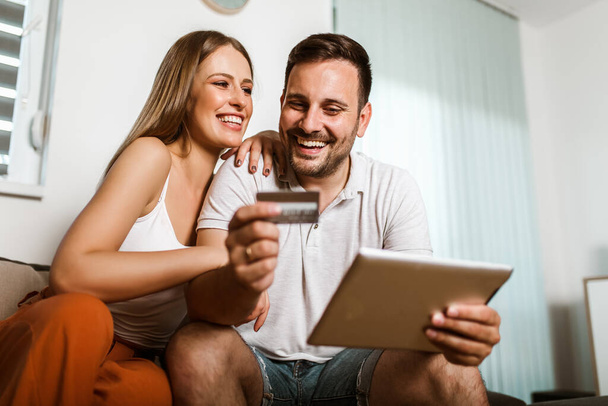 Allegro giovane coppia fare shopping online con tablet - Foto, immagini