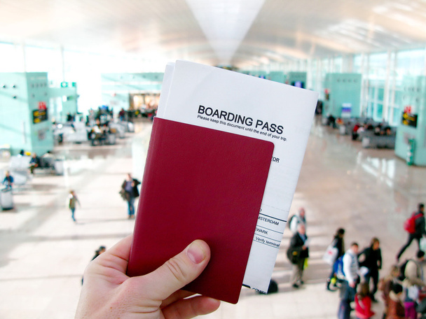 pasaport ve biniş kartı, bir uçuş modern bir hava bekliyor - Fotoğraf, Görsel