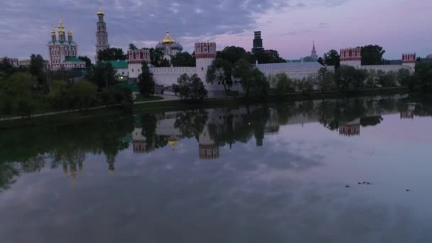 panoramisch uitzicht op de stad, de oude vesting en de rivier bij dageraad gefilmd vanaf een drone - Video