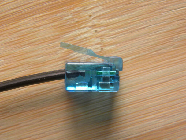 Primer plano del conector de cable de teléfono fijo de color azul - Foto, imagen