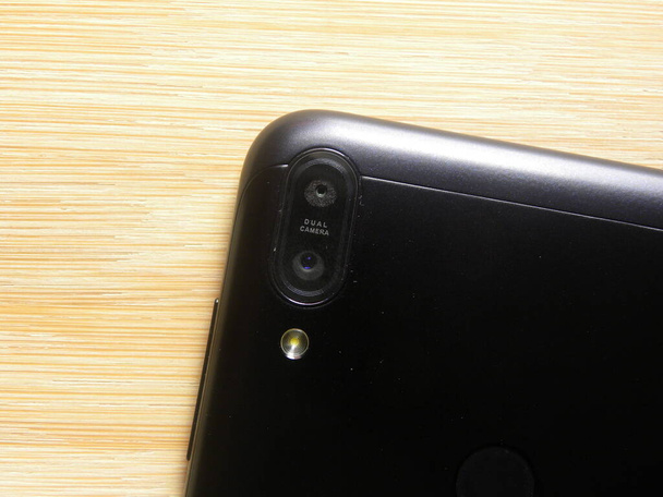 Двойная камера и вспышка на задней части черного цвета смартфона - Фото, изображение