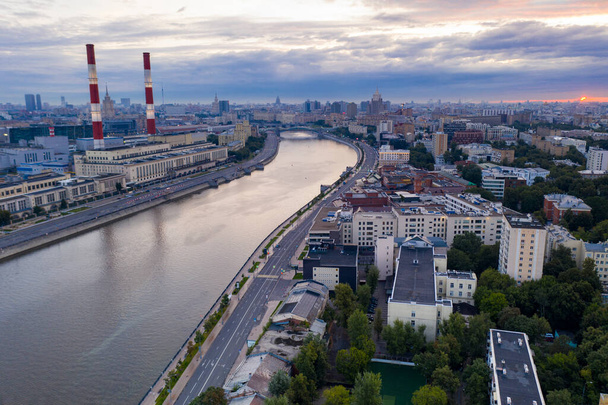 Panoramablick auf die Stadt, die antike Festung und den Fluss im Morgengrauen, gefilmt von einer Drohne - Foto, Bild