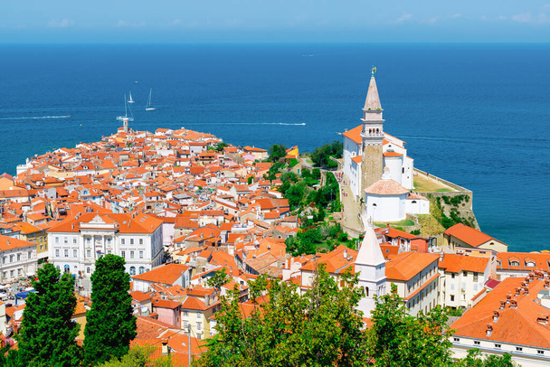 Piran, Slovenië. Uitzicht vanaf de top van de stadsmuren. - Foto, afbeelding